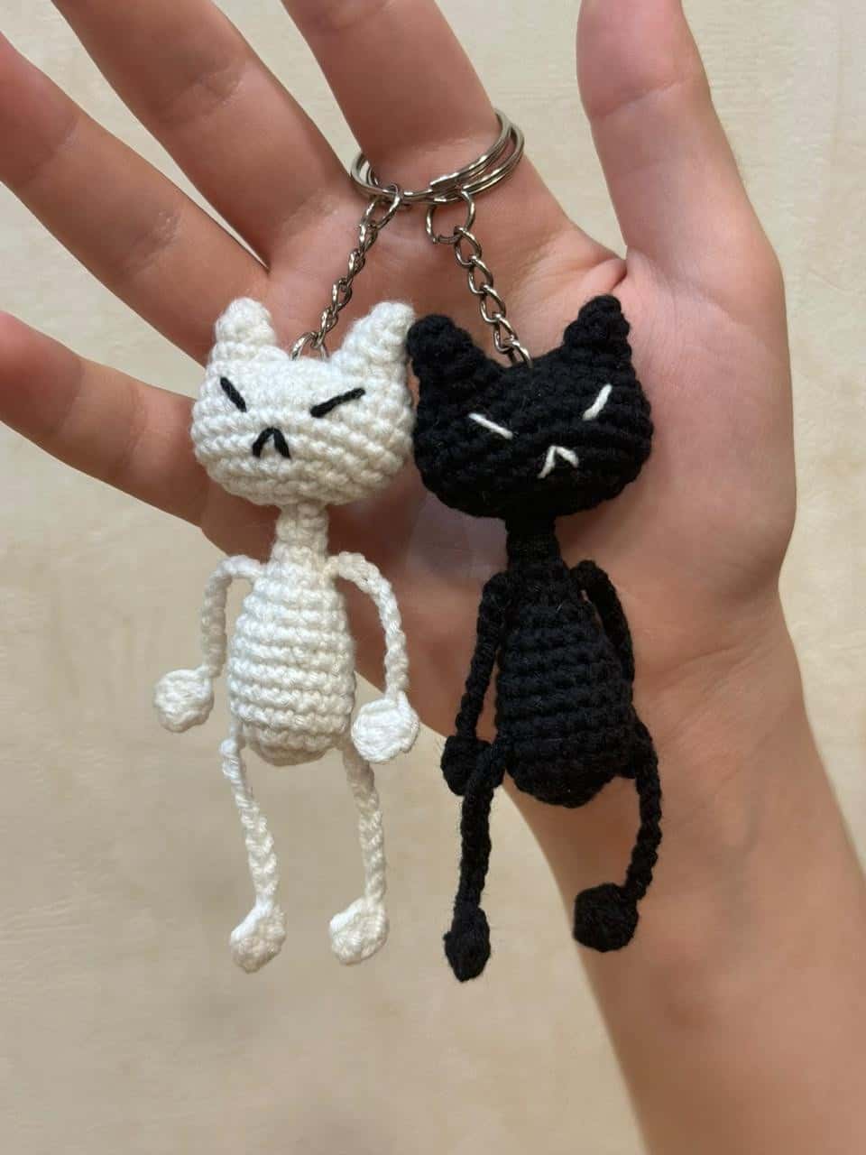 Вязаный брелок Котик