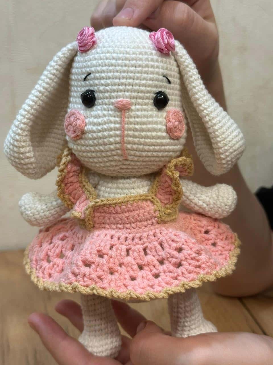 Вязаная игрушка Зайка