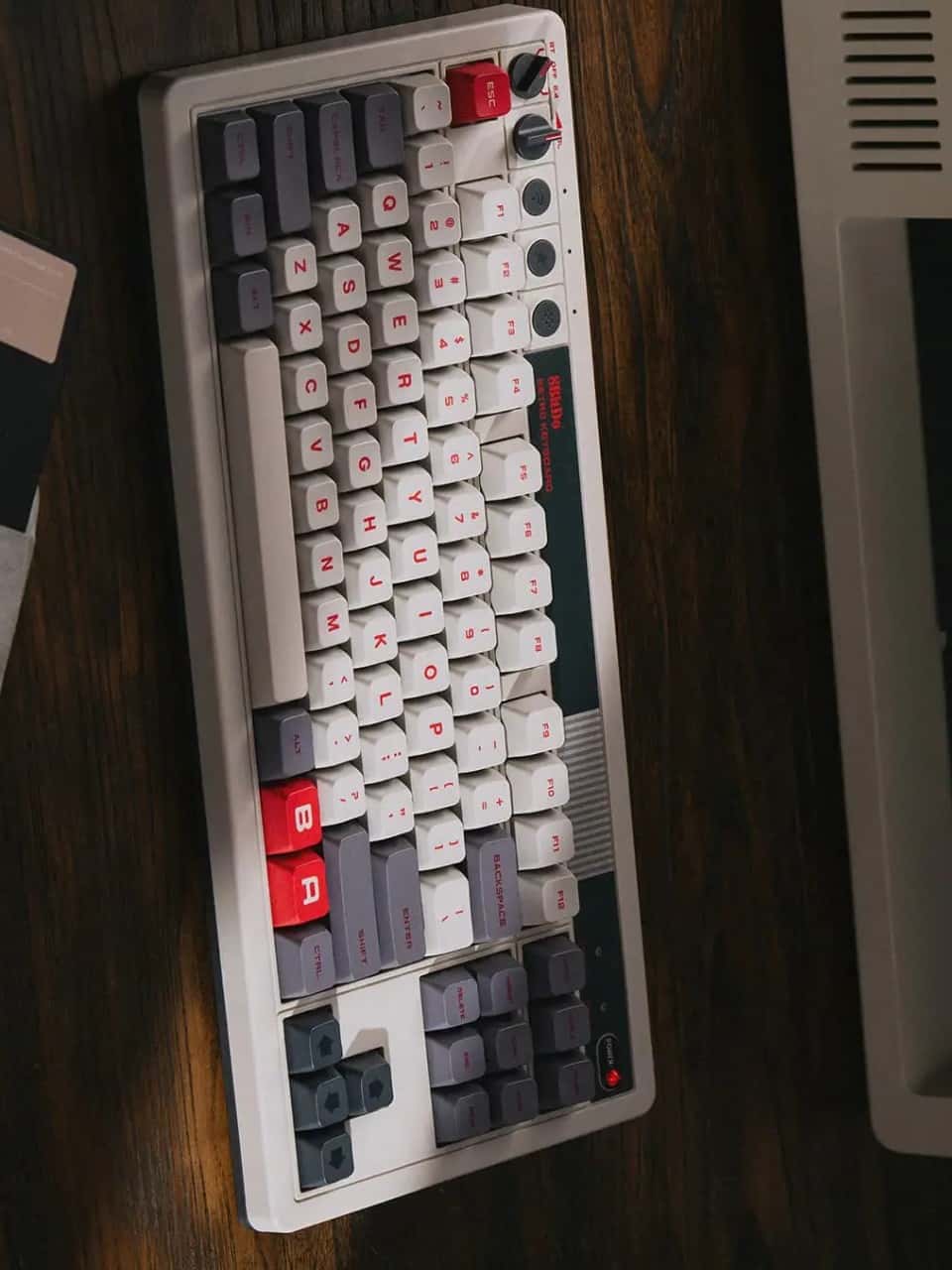 Клавиатура в стиле ретро 8BitDo