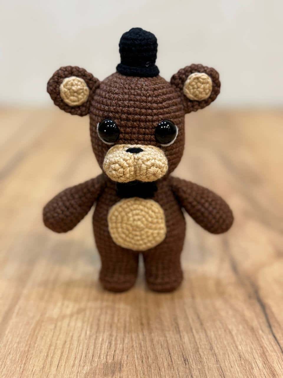 Вязаная игрушка Мишка Фредди