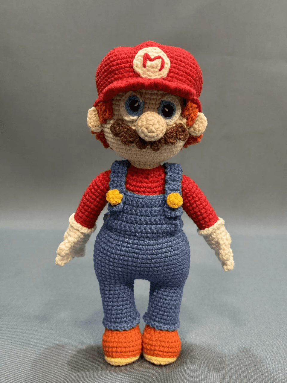 Вязаная игрушка Марио