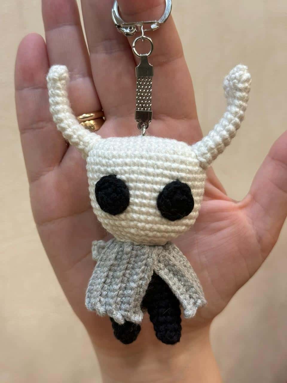 Вязаный брелок Рыцарь Hollow Knight