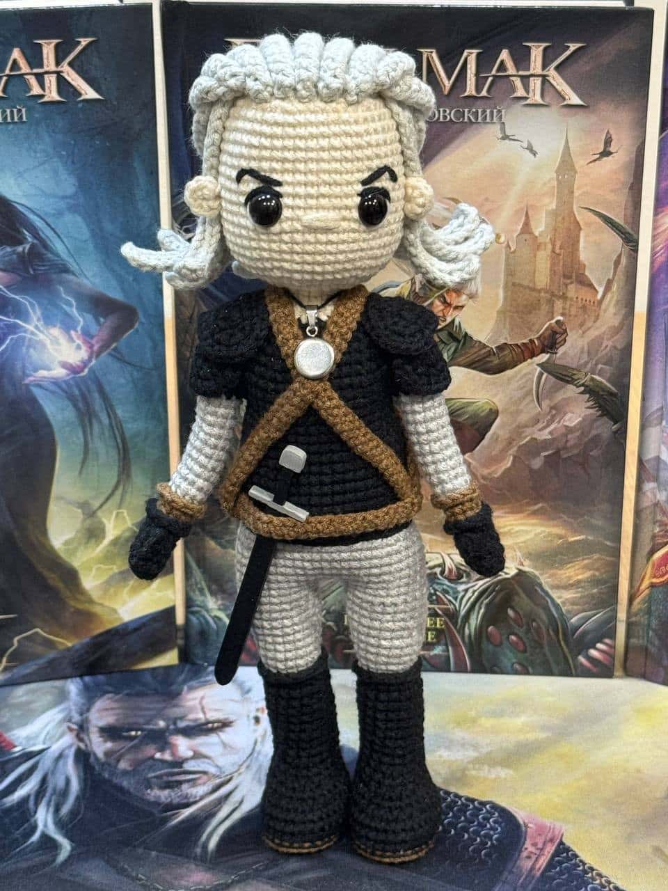 Вязаная игрушка Геральт